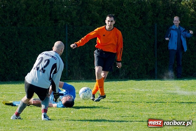 Zdjęcie w galerii na portalu naszraciborz.pl: Bartosz Cojg czarnym koniem Markowic. Rezerwy Gaszowic na kolanach wiadomości z regionu