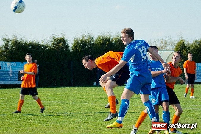 Zdjęcie w galerii na portalu naszraciborz.pl: Bartosz Cojg czarnym koniem Markowic. Rezerwy Gaszowic na kolanach wiadomości z regionu