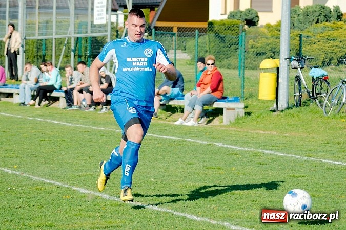 Zdjęcie w galerii na portalu naszraciborz.pl: Bartosz Cojg czarnym koniem Markowic. Rezerwy Gaszowic na kolanach wiadomości z regionu