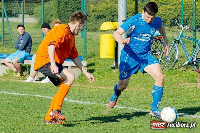 Zdjęcie w galerii na portalu naszraciborz.pl: Bartosz Cojg czarnym koniem Markowic. Rezerwy Gaszowic na kolanach wiadomości z regionu