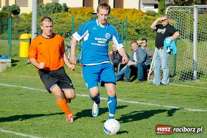 Zdjęcie w galerii na portalu naszraciborz.pl: Bartosz Cojg czarnym koniem Markowic. Rezerwy Gaszowic na kolanach wiadomości z regionu