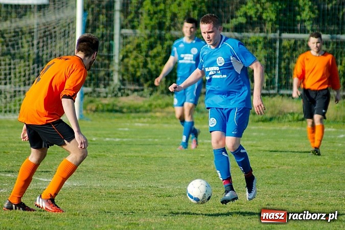 Zdjęcie w galerii na portalu naszraciborz.pl: Bartosz Cojg czarnym koniem Markowic. Rezerwy Gaszowic na kolanach wiadomości z regionu