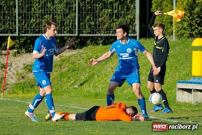 Zdjęcie w galerii na portalu naszraciborz.pl: Bartosz Cojg czarnym koniem Markowic. Rezerwy Gaszowic na kolanach wiadomości z regionu