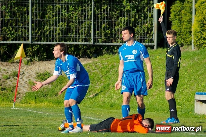 Zdjęcie w galerii na portalu naszraciborz.pl: Bartosz Cojg czarnym koniem Markowic. Rezerwy Gaszowic na kolanach wiadomości z regionu