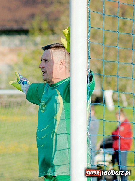 Zdjęcie w galerii na portalu naszraciborz.pl: Bartosz Cojg czarnym koniem Markowic. Rezerwy Gaszowic na kolanach wiadomości z regionu