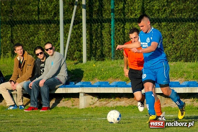 Zdjęcie w galerii na portalu naszraciborz.pl: Bartosz Cojg czarnym koniem Markowic. Rezerwy Gaszowic na kolanach wiadomości z regionu