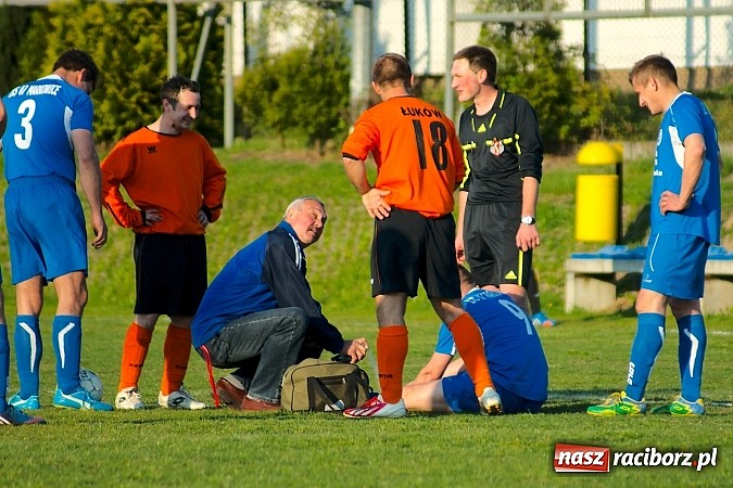 Zdjęcie w galerii na portalu naszraciborz.pl: Bartosz Cojg czarnym koniem Markowic. Rezerwy Gaszowic na kolanach wiadomości z regionu