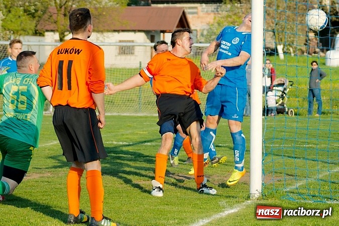 Zdjęcie w galerii na portalu naszraciborz.pl: Bartosz Cojg czarnym koniem Markowic. Rezerwy Gaszowic na kolanach wiadomości z regionu