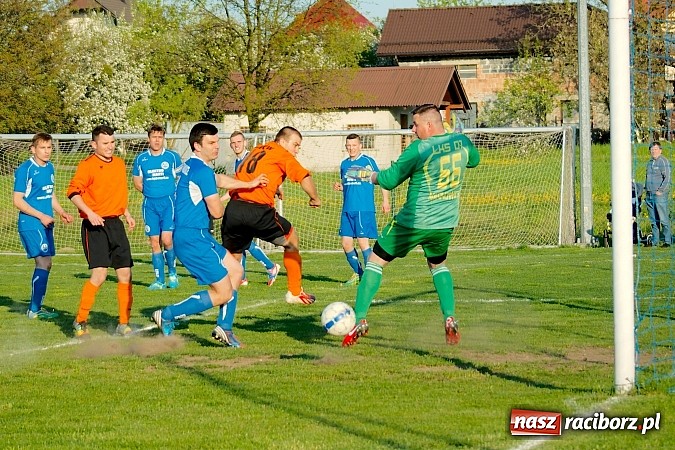 Zdjęcie w galerii na portalu naszraciborz.pl: Bartosz Cojg czarnym koniem Markowic. Rezerwy Gaszowic na kolanach wiadomości z regionu