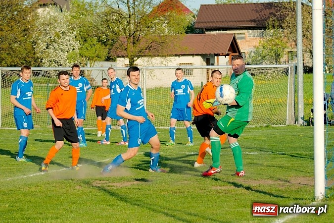 Zdjęcie w galerii na portalu naszraciborz.pl: Bartosz Cojg czarnym koniem Markowic. Rezerwy Gaszowic na kolanach wiadomości z regionu
