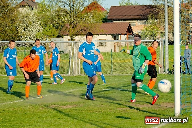 Zdjęcie w galerii na portalu naszraciborz.pl: Bartosz Cojg czarnym koniem Markowic. Rezerwy Gaszowic na kolanach wiadomości z regionu