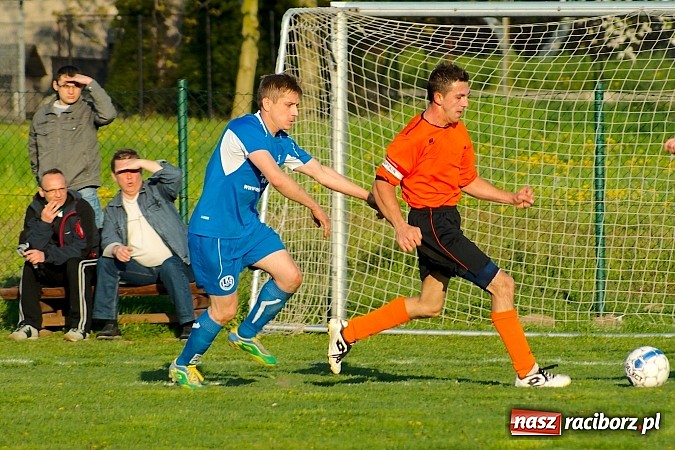 Zdjęcie w galerii na portalu naszraciborz.pl: Bartosz Cojg czarnym koniem Markowic. Rezerwy Gaszowic na kolanach wiadomości z regionu