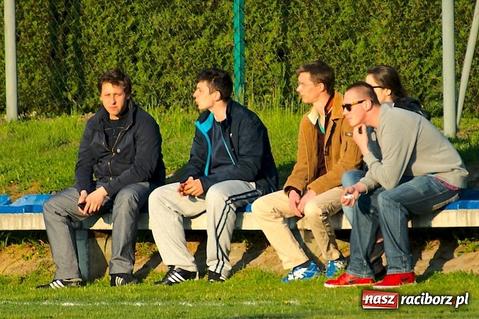 Zdjęcie w galerii na portalu naszraciborz.pl: Bartosz Cojg czarnym koniem Markowic. Rezerwy Gaszowic na kolanach wiadomości z regionu