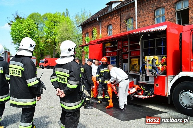 Zdjęcie w galerii na portalu naszraciborz.pl: Rozszczelnienie cysterny z amoniakiem na stacji w Chałupkach  wiadomości z regionu