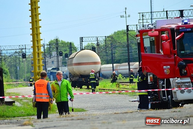 Zdjęcie w galerii na portalu naszraciborz.pl: Rozszczelnienie cysterny z amoniakiem na stacji w Chałupkach  wiadomości z regionu