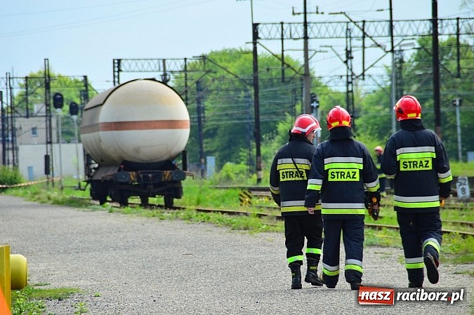 Zdjęcie w galerii na portalu naszraciborz.pl: Rozszczelnienie cysterny z amoniakiem na stacji w Chałupkach  wiadomości z regionu