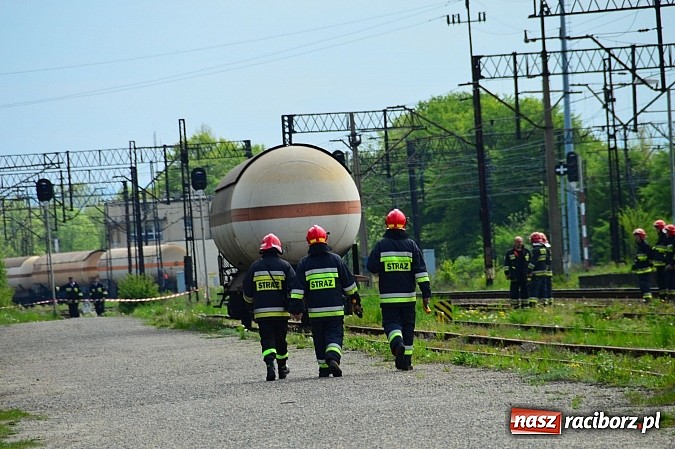 Zdjęcie w galerii na portalu naszraciborz.pl: Rozszczelnienie cysterny z amoniakiem na stacji w Chałupkach  wiadomości z regionu