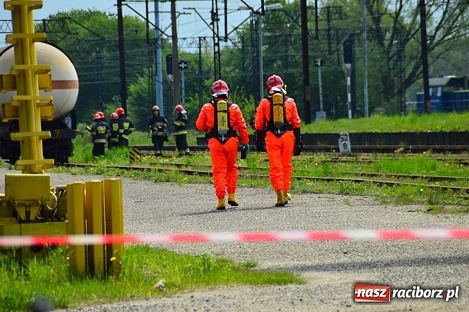 Zdjęcie w galerii na portalu naszraciborz.pl: Rozszczelnienie cysterny z amoniakiem na stacji w Chałupkach  wiadomości z regionu