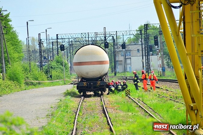 Zdjęcie w galerii na portalu naszraciborz.pl: Rozszczelnienie cysterny z amoniakiem na stacji w Chałupkach  wiadomości z regionu
