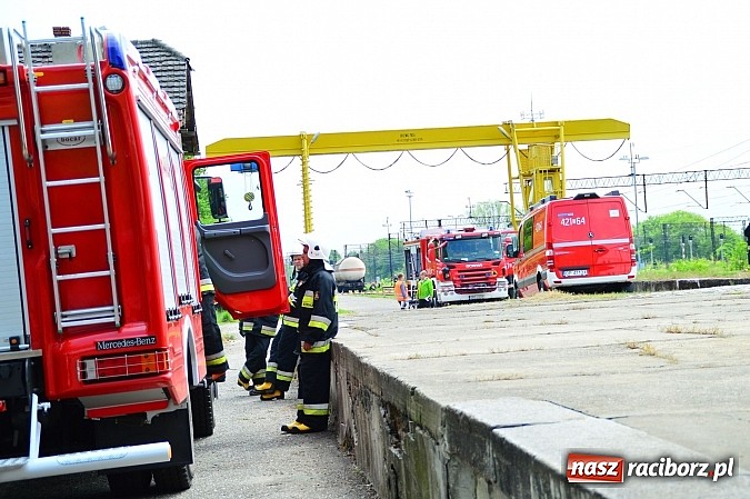 Zdjęcie w galerii na portalu naszraciborz.pl: Rozszczelnienie cysterny z amoniakiem na stacji w Chałupkach  wiadomości z regionu