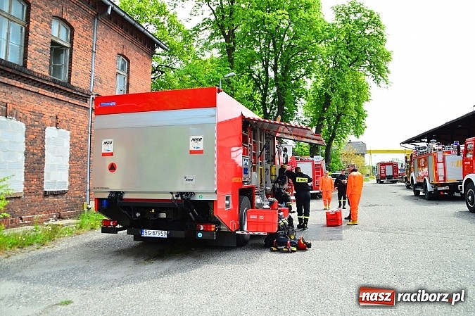 Zdjęcie w galerii na portalu naszraciborz.pl: Rozszczelnienie cysterny z amoniakiem na stacji w Chałupkach  wiadomości z regionu