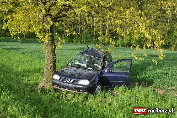 Zdjęcie w galerii na portalu naszraciborz.pl: Golf wjechał w drzewo na DK 45 w Szonowicach wiadomości z regionu
