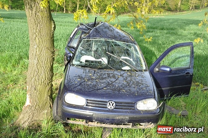 Zdjęcie w galerii na portalu naszraciborz.pl: Golf wjechał w drzewo na DK 45 w Szonowicach wiadomości z regionu