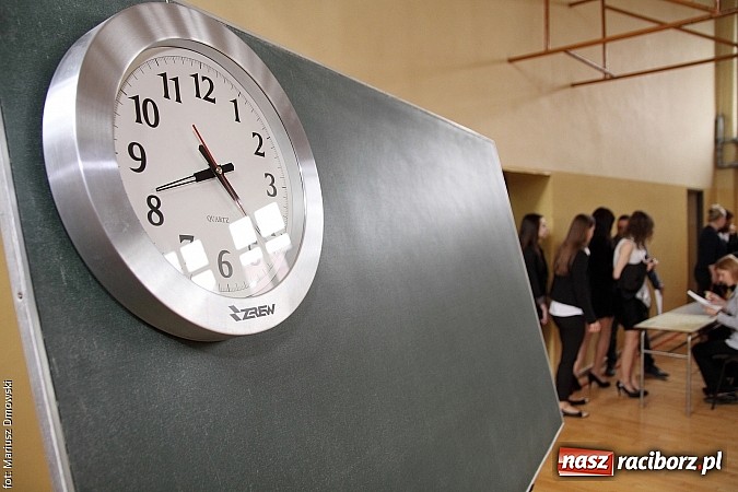 Zdjęcie w galerii na portalu naszraciborz.pl: Maturzyści z II LO piszą maturę z języka polskiego! wiadomości z regionu