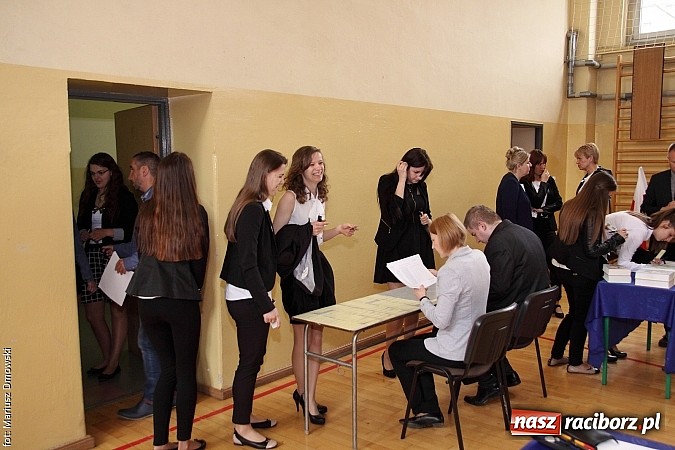 Zdjęcie w galerii na portalu naszraciborz.pl: Maturzyści z II LO piszą maturę z języka polskiego! wiadomości z regionu