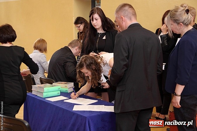 Zdjęcie w galerii na portalu naszraciborz.pl: Maturzyści z II LO piszą maturę z języka polskiego! wiadomości z regionu