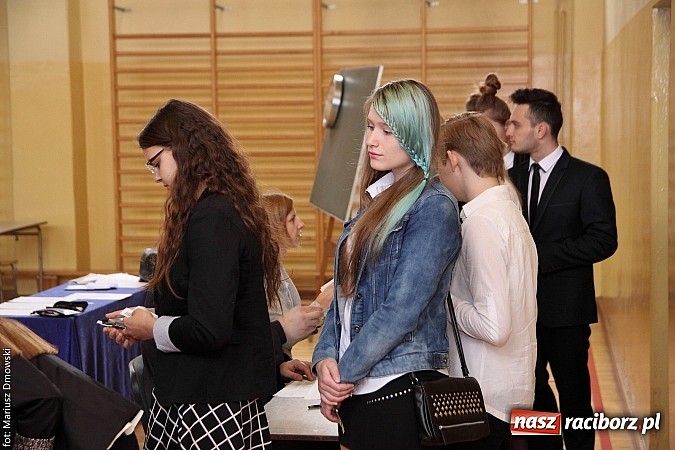 Zdjęcie w galerii na portalu naszraciborz.pl: Maturzyści z II LO piszą maturę z języka polskiego! wiadomości z regionu