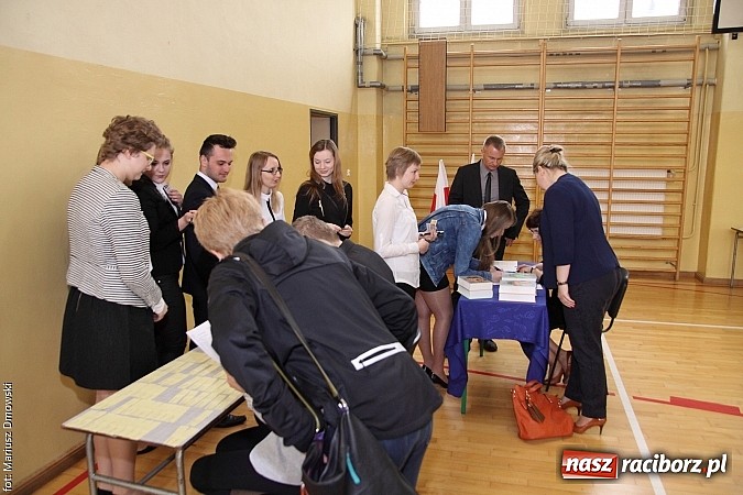 Zdjęcie w galerii na portalu naszraciborz.pl: Maturzyści z II LO piszą maturę z języka polskiego! wiadomości z regionu