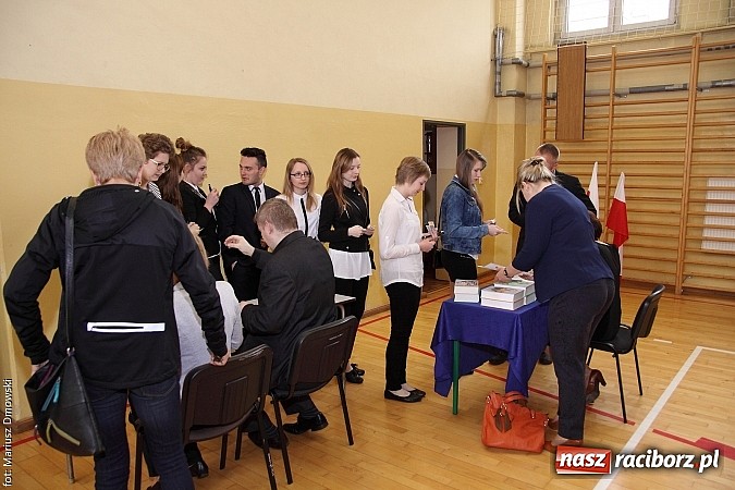Zdjęcie w galerii na portalu naszraciborz.pl: Maturzyści z II LO piszą maturę z języka polskiego! wiadomości z regionu