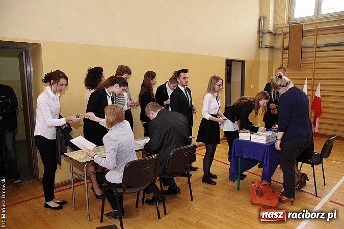 Zdjęcie w galerii na portalu naszraciborz.pl: Maturzyści z II LO piszą maturę z języka polskiego! wiadomości z regionu