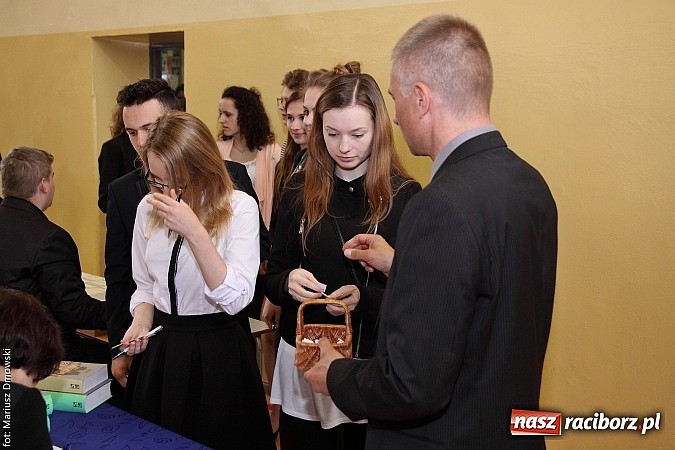 Zdjęcie w galerii na portalu naszraciborz.pl: Maturzyści z II LO piszą maturę z języka polskiego! wiadomości z regionu