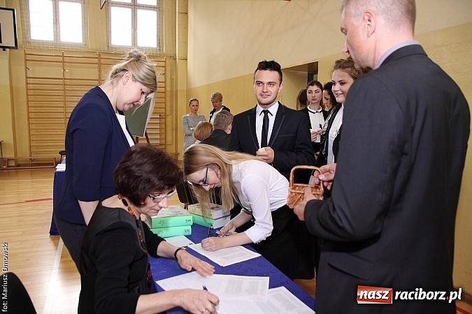 Zdjęcie w galerii na portalu naszraciborz.pl: Maturzyści z II LO piszą maturę z języka polskiego! wiadomości z regionu