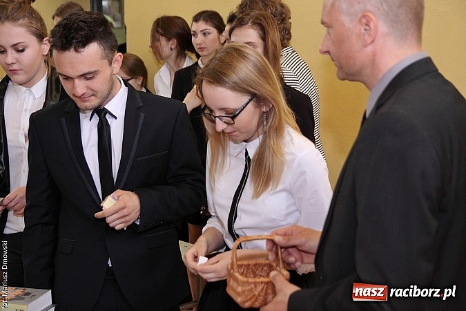 Zdjęcie w galerii na portalu naszraciborz.pl: Maturzyści z II LO piszą maturę z języka polskiego! wiadomości z regionu