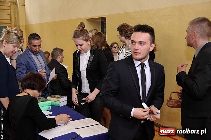 Zdjęcie w galerii na portalu naszraciborz.pl: Maturzyści z II LO piszą maturę z języka polskiego! wiadomości z regionu