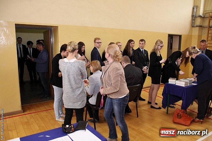 Zdjęcie w galerii na portalu naszraciborz.pl: Maturzyści z II LO piszą maturę z języka polskiego! wiadomości z regionu
