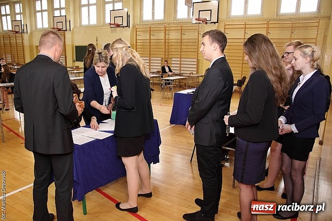 Zdjęcie w galerii na portalu naszraciborz.pl: Maturzyści z II LO piszą maturę z języka polskiego! wiadomości z regionu