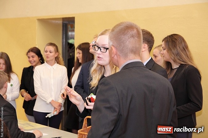 Zdjęcie w galerii na portalu naszraciborz.pl: Maturzyści z II LO piszą maturę z języka polskiego! wiadomości z regionu