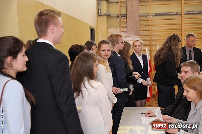 Zdjęcie w galerii na portalu naszraciborz.pl: Maturzyści z II LO piszą maturę z języka polskiego! wiadomości z regionu