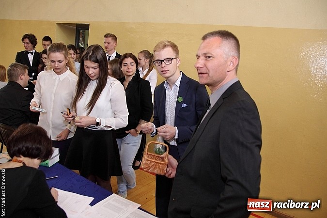 Zdjęcie w galerii na portalu naszraciborz.pl: Maturzyści z II LO piszą maturę z języka polskiego! wiadomości z regionu