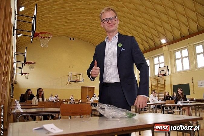 Zdjęcie w galerii na portalu naszraciborz.pl: Maturzyści z II LO piszą maturę z języka polskiego! wiadomości z regionu