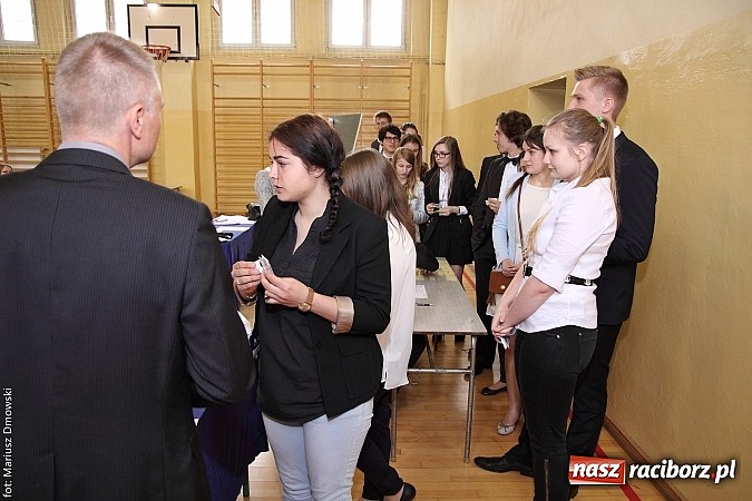 Zdjęcie w galerii na portalu naszraciborz.pl: Maturzyści z II LO piszą maturę z języka polskiego! wiadomości z regionu
