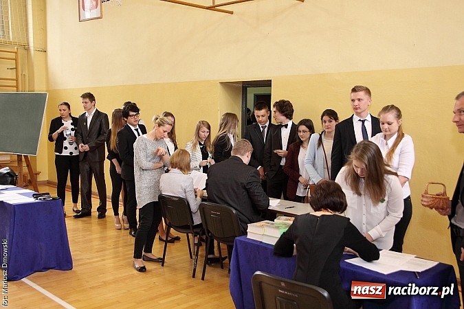 Zdjęcie w galerii na portalu naszraciborz.pl: Maturzyści z II LO piszą maturę z języka polskiego! wiadomości z regionu