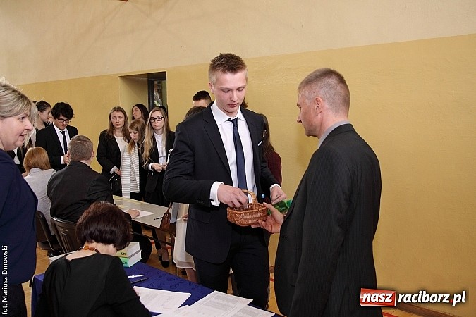 Zdjęcie w galerii na portalu naszraciborz.pl: Maturzyści z II LO piszą maturę z języka polskiego! wiadomości z regionu