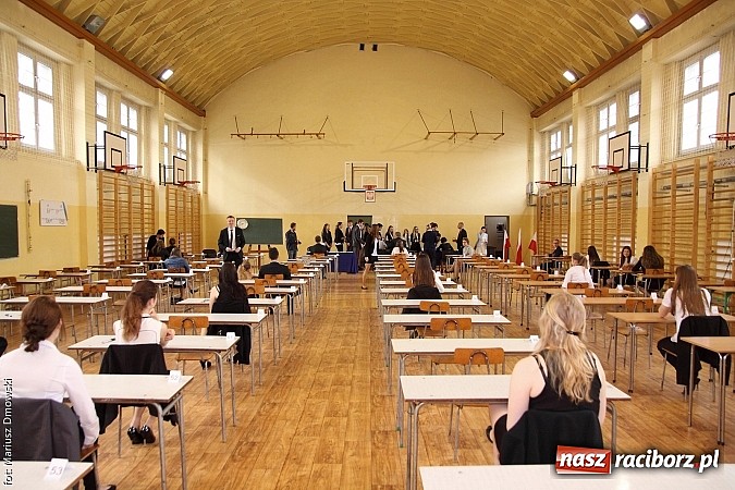 Zdjęcie w galerii na portalu naszraciborz.pl: Maturzyści z II LO piszą maturę z języka polskiego! wiadomości z regionu