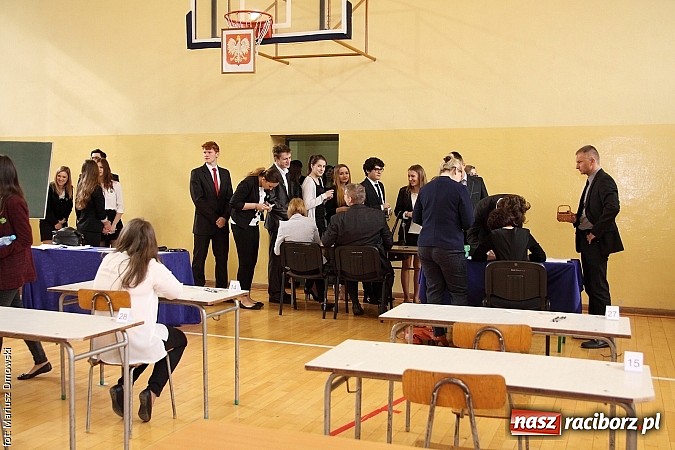 Zdjęcie w galerii na portalu naszraciborz.pl: Maturzyści z II LO piszą maturę z języka polskiego! wiadomości z regionu