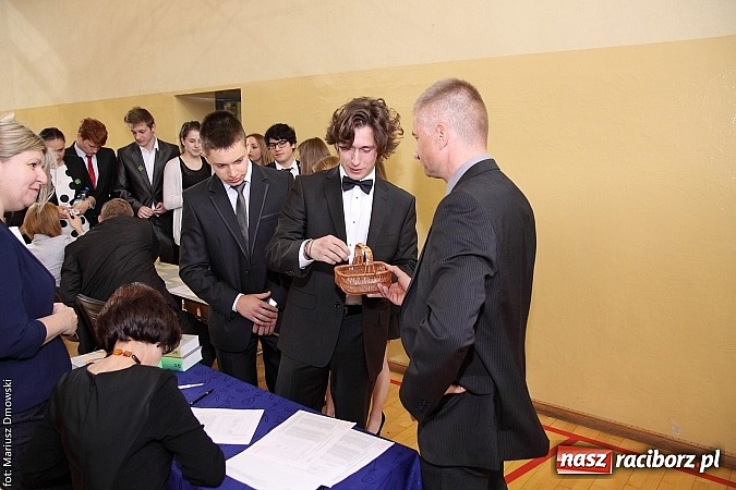 Zdjęcie w galerii na portalu naszraciborz.pl: Maturzyści z II LO piszą maturę z języka polskiego! wiadomości z regionu